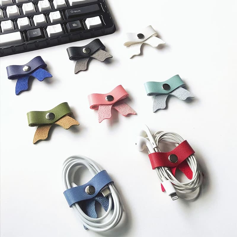 Nuovo Organizzatore di Cavi in Pelle PU con Fiocco, Avvolgicavo, Fascette per Auricolari, Clip e Fermacavi per una Gestione Ordinata