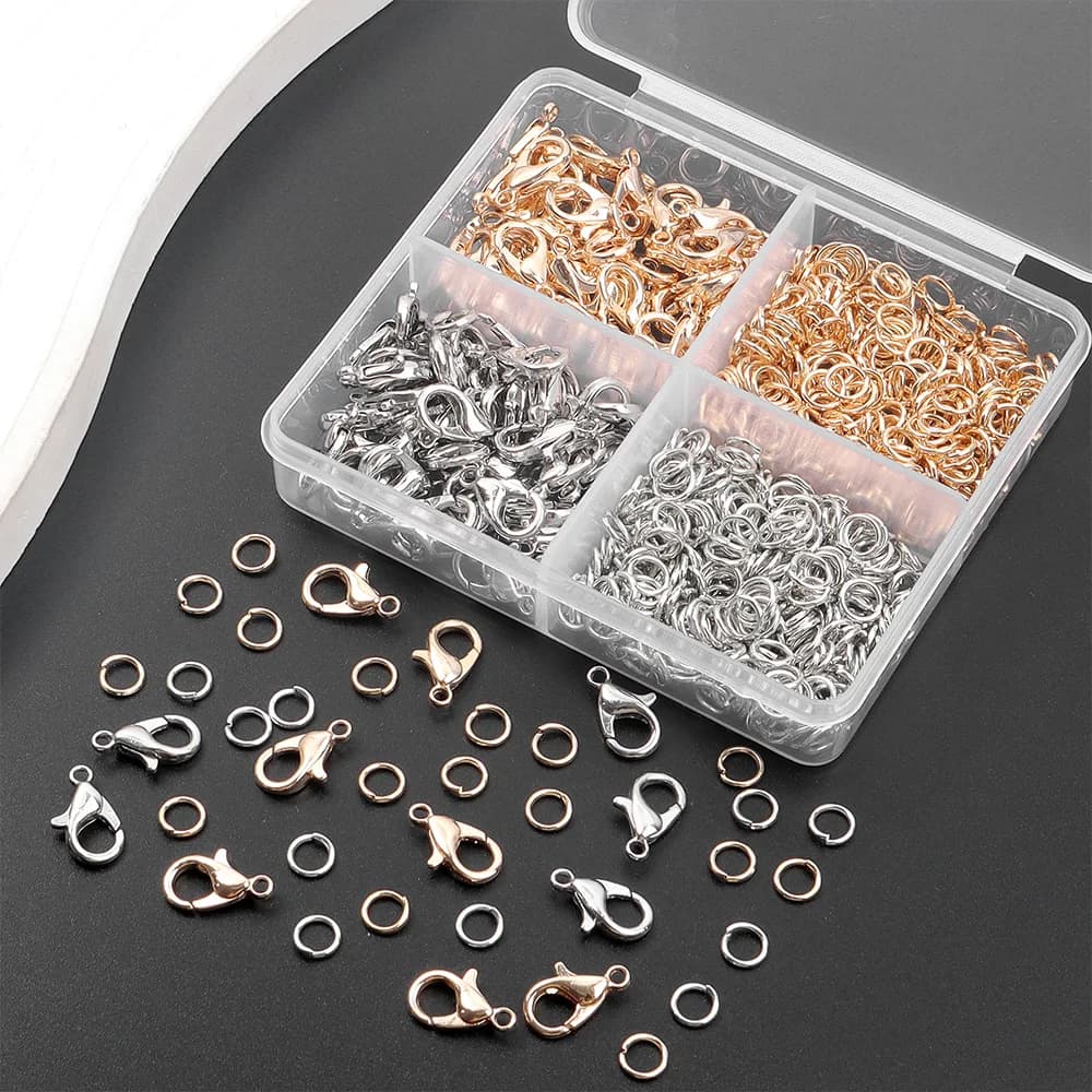 Il kit per la creazione di gioielli con fibbia a moschettone in lega da 700 pezzi può essere utilizzato per la creazione di gioielli con collane e braccialetti fai-da-te
