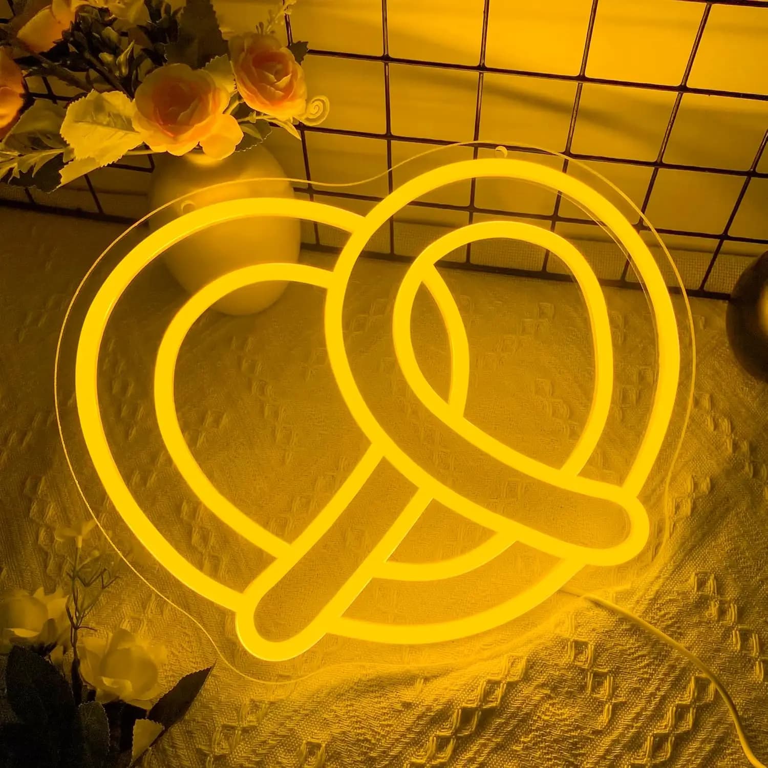 Insegna al neon per feste e festival, Pretzels. Neon brillante e romantico, colorato e morbido, che infonde una sensazione di eccitazione.