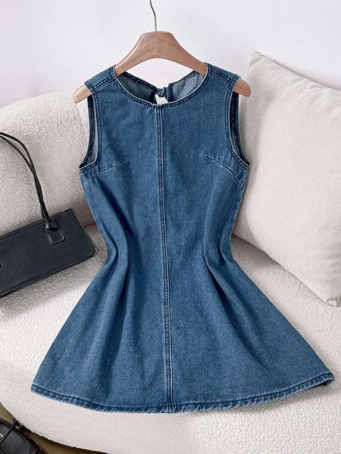 Mini abito in denim blu senza maniche a trapezio per donna, outfit casual estivo primaverile