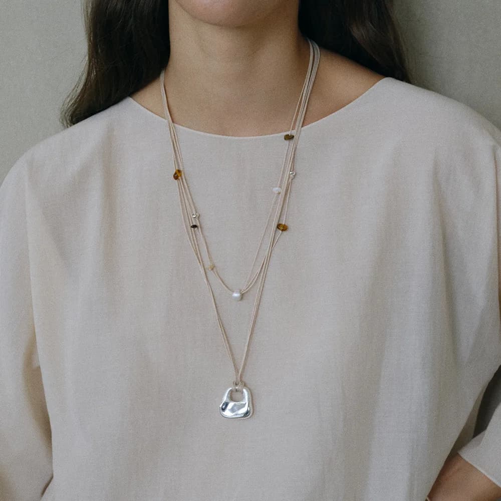 Collana Lunga con Ciondolo a Forma di Borsa Ricamata in Seta Argentata, Accessorio di Alta Gamma per Donna, Design di Nicchia Semplice e Accessibile