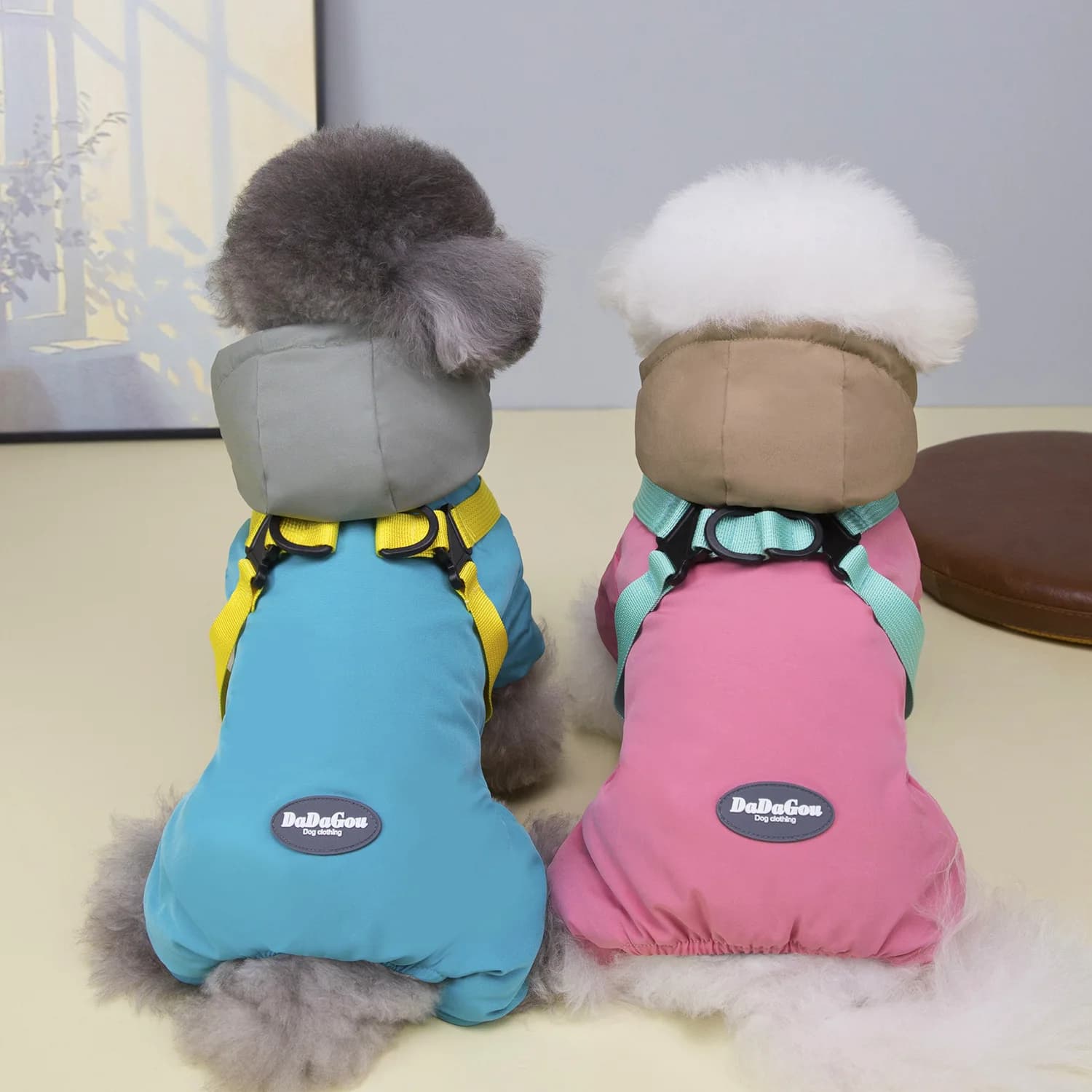 Giacca invernale impermeabile per cani a 4 gambe con punti di attacco dell'imbracatura Cappotto foderato in peluche termico antivento per passeggiate all'aperto