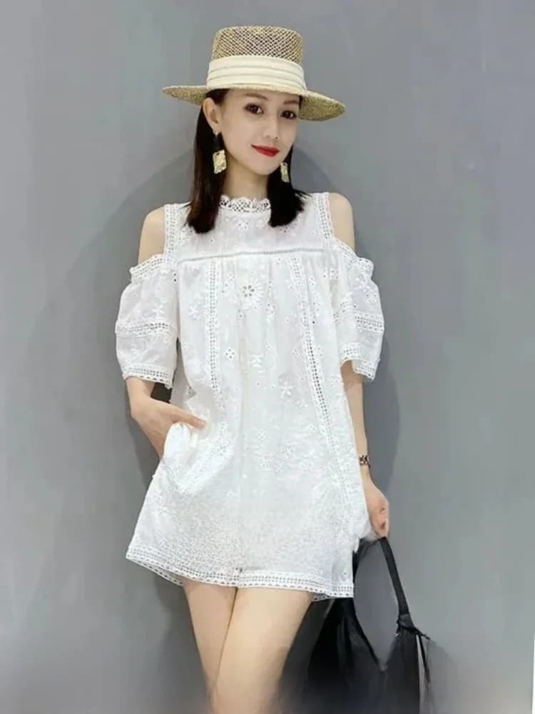 Elegante completo due pezzi in pizzo traforato con top e pantaloncini corti, moda donna, estivo, traspirante, a vita alta, t-shirt con scollo rotondo, casual.