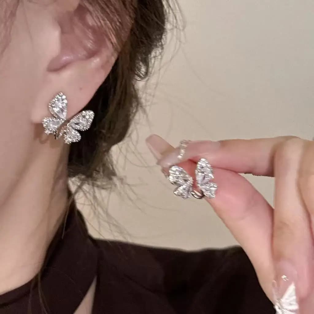 Commercio all'ingrosso del regalo del partito dei gioielli femminili degli orecchini della farfalla di zircone di lusso leggero squisito elegante di disegno unico di nuova tendenza della moda