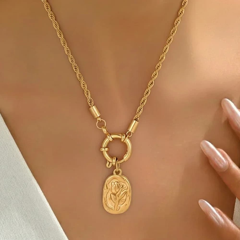 A retro engraved copper necklace, the perfect finishing touch for urban women on their commutes or dates. It is both luxurious and versatile, exuding an elegant sense of sophistication.