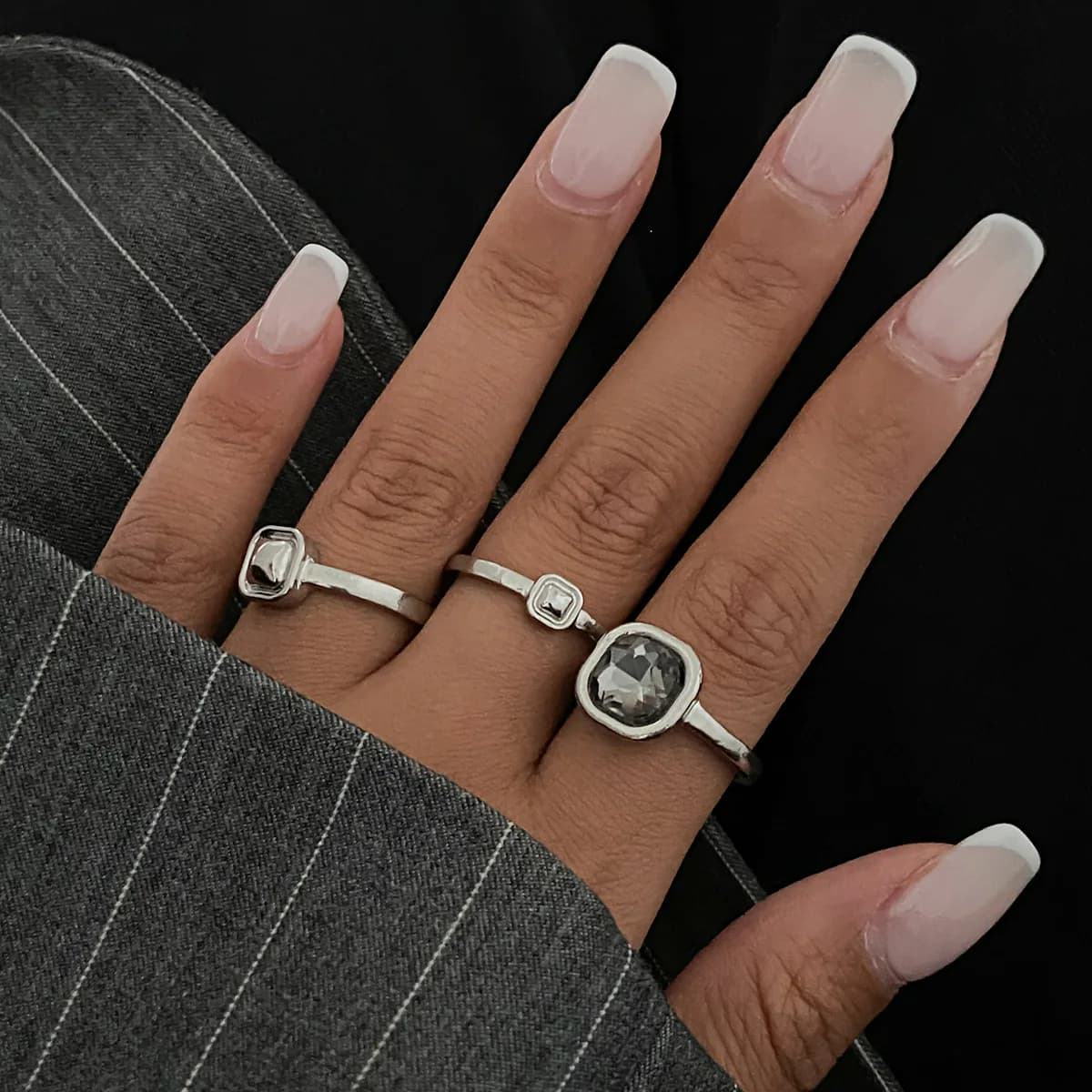 Anello da dito quadrato geometrico in acrilico, gioiello semplice e alla moda, stile minimalista transfrontaliero, popolare tra i gruppi di amanti dell'artigianato.