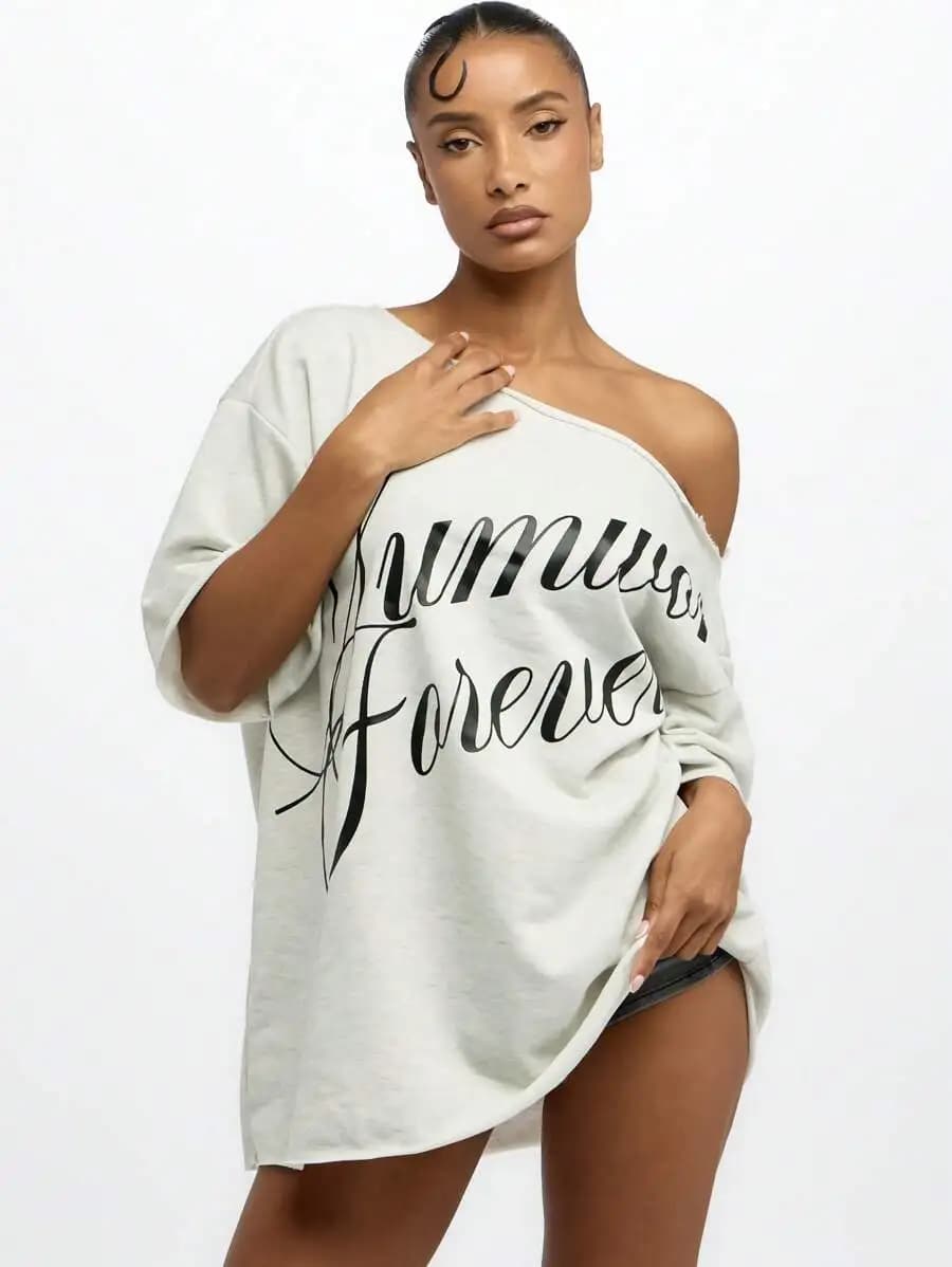 Abito T-Shirt Mini Oversize con Spalle Scoperte da Donna, Stile Casual Streetwear con Stampa Script