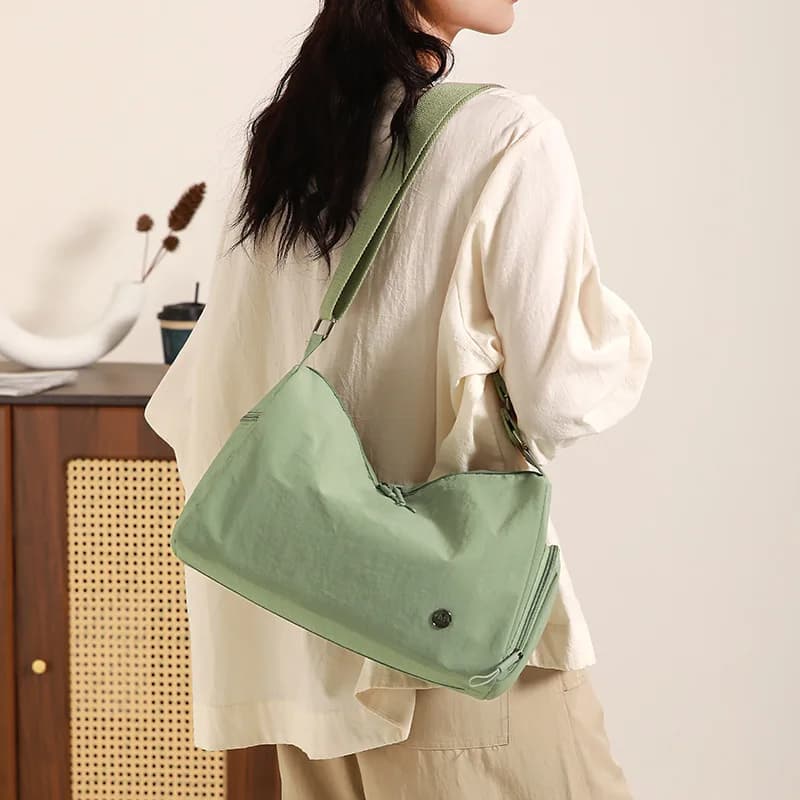 2025 Borsa a tracolla da donna di nuova moda putdoor da viaggio Borsa a tracolla in nylon stile coreano da donna Borsa per pendolarismo quotidiano in tinta unita
