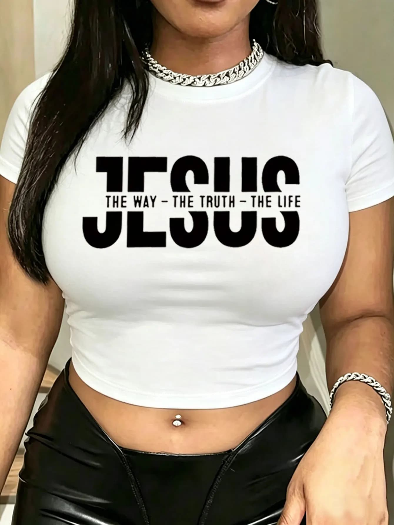 T-shirt estiva a maniche corte, slim fit, con scollo rotondo, disponibile nei colori bianco, nero e grigio, con un semplice design a testo, adatta