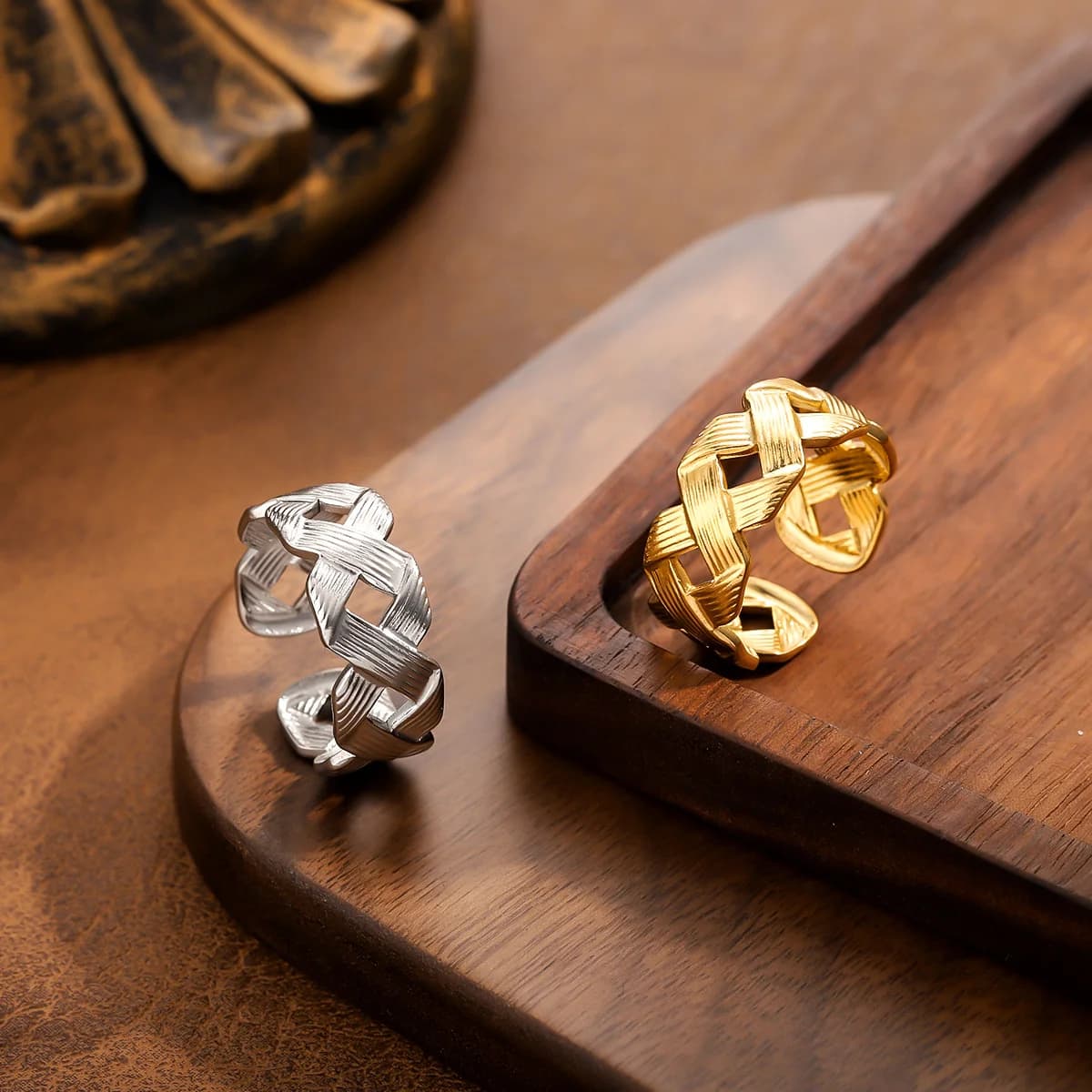 Light and luxurious stainless steel ring plated gold, heavy metal waterproof and that does not fade, with adjustable finger ring