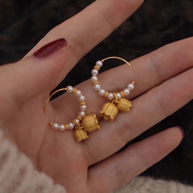 Orecchini di perle di giglio della valle con trama smerigliata elegante e di lusso leggero per gioielli da sposa con orecchini retrò a forma di C di fascia alta da donna