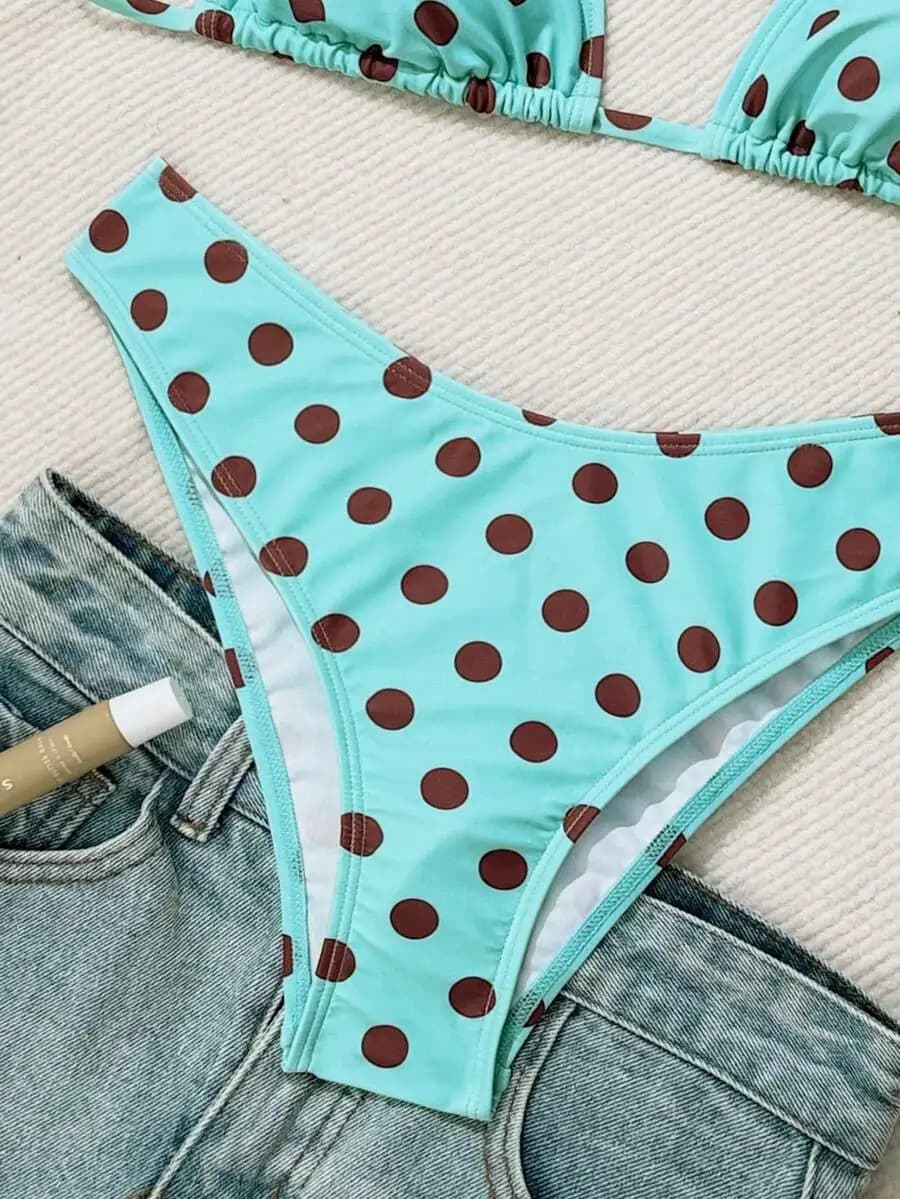 Set bikini a due pezzi verde menta a pois con top a triangolo con laccetti e slip a vita alta per costumi da bagno estivi da donna
