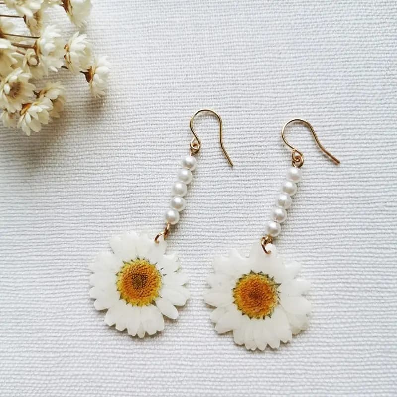 Orecchini Eleganti con Fiori di Margherita Naturali in Resina Epossidica, Orecchini Colorati con Margherite Pressate, Confezione Personalizzata all'Ingrosso