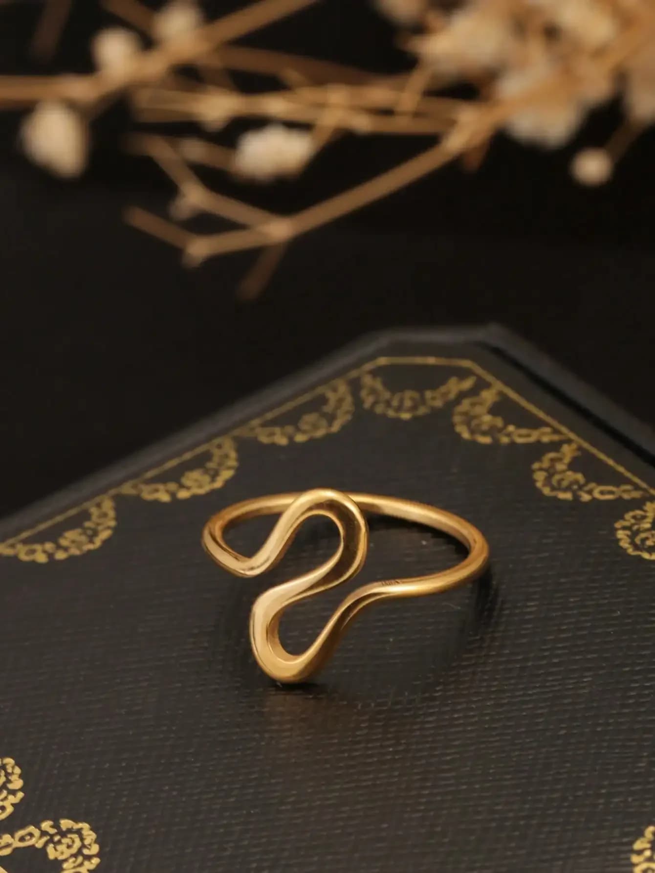 Anello curvo minimalista in acciaio inossidabile placcato oro 18 carati, adatto a donne e coppie per l'uso quotidiano.