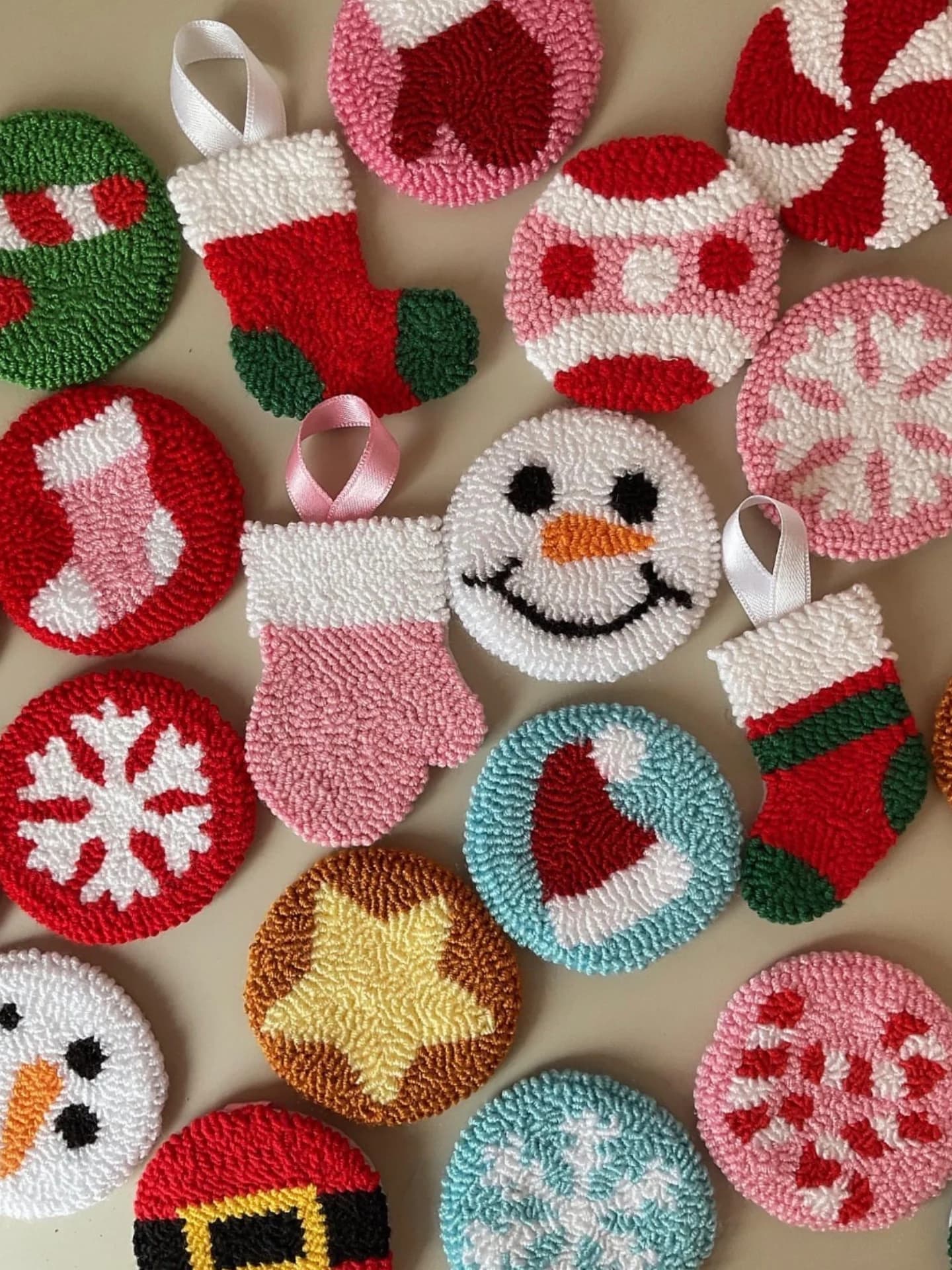 Kit Ricamo Fai da Te Artigianale Pupazzo di Neve Sottobicchiere Albero di Natale Piccolo Formato, Realizzazione in Meno di 30 Minuti, Nuovo per Principianti, Cucito Domestico su Tessuto