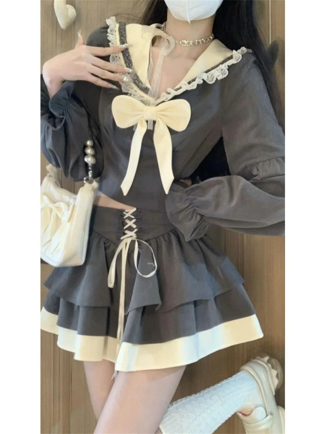 Completo due pezzi da donna stile scolastico coreano: top con colletto alla coreana e nodo, gonna a vita media con cintura, maniche lunghe in poliestere S...