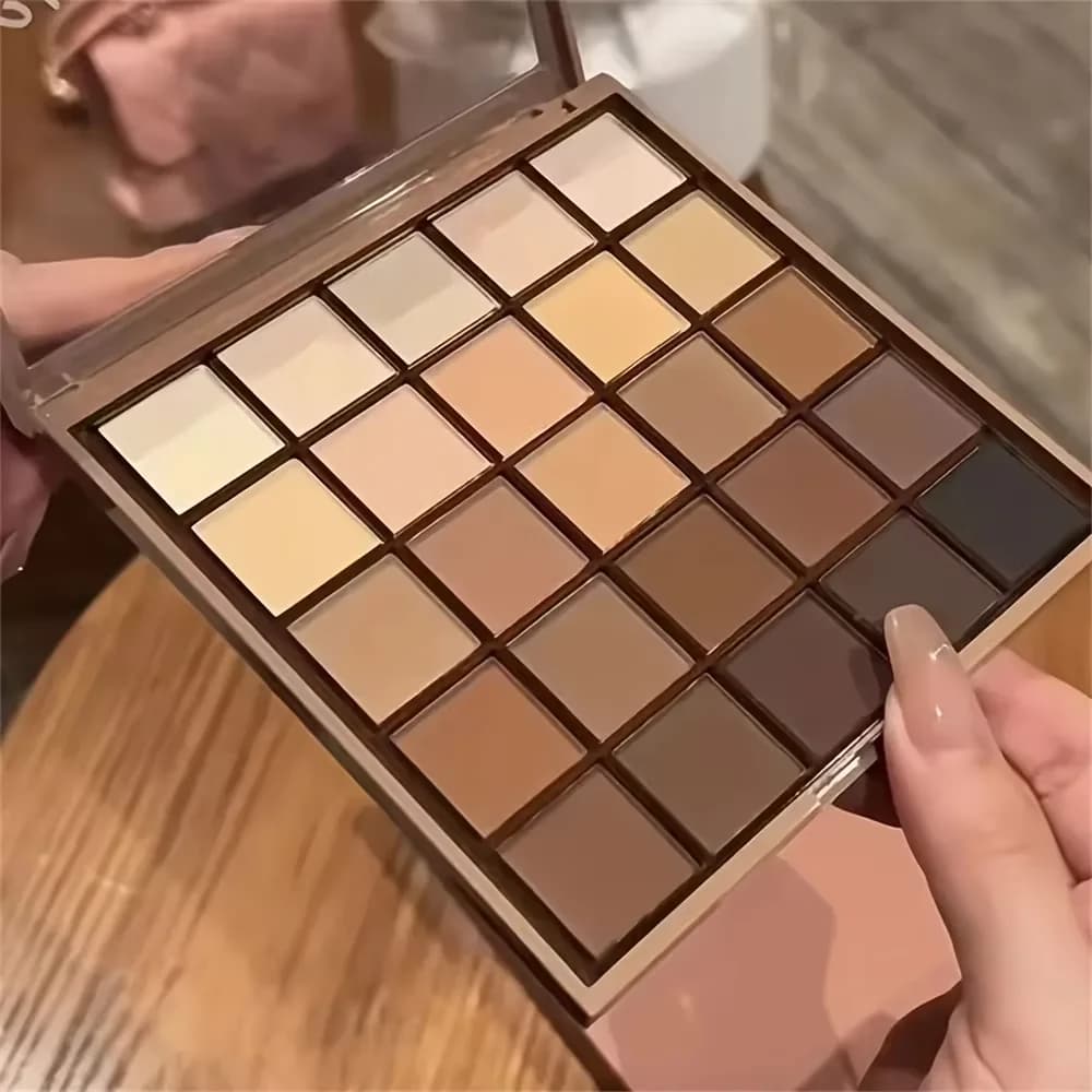 Palettes of shades of 25 colors: opaque and shiny, bare brown with high pork, daily stage make-up for student parties chocolate and coffee