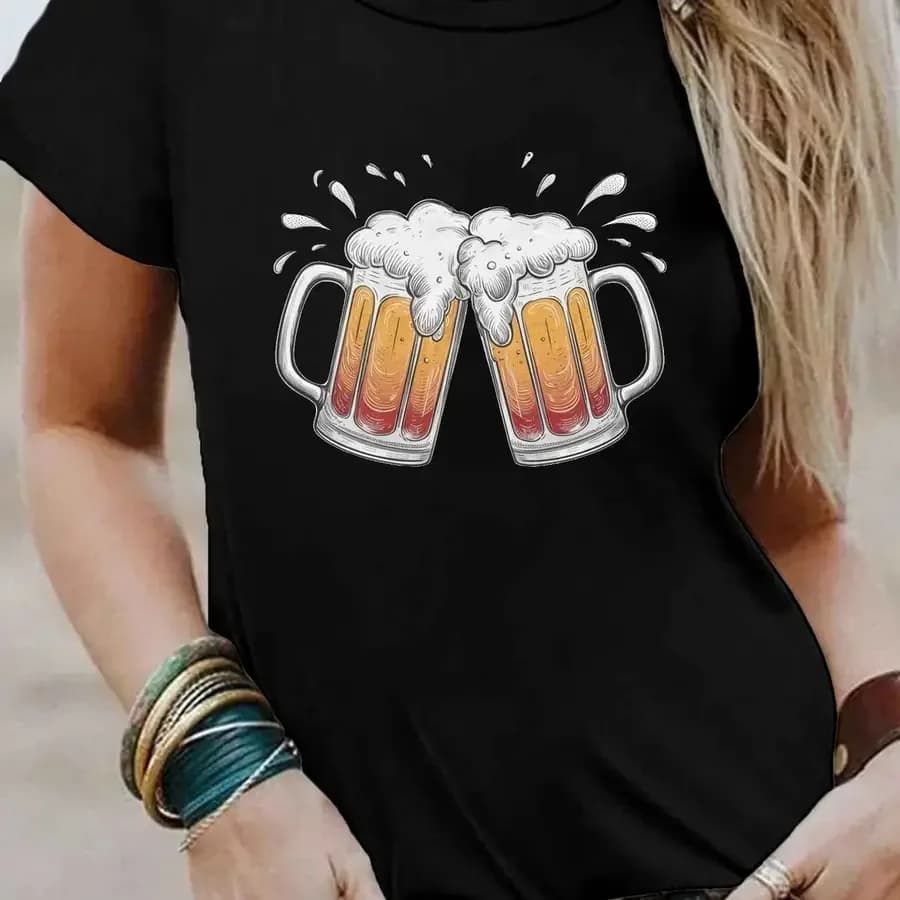 T-shirt grafica elegante nera con motivi di boccali da birra - Design giocoso con boccali che si schiacciano riempiti di ambrato dorato e schiuma - Perfetto per