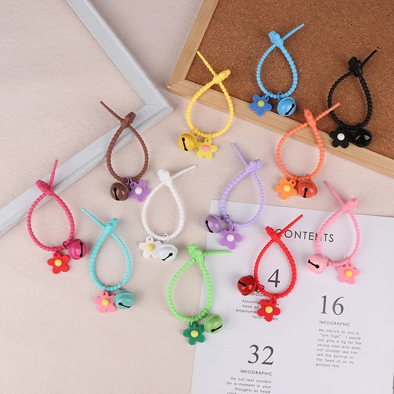 Portachiavi floreale in silicone con impronte di orsi color caramello dolce Portachiavi floreale in silicone per ragazze Ciondolo per borsa Portachiavi per auto Decorazione per zaino