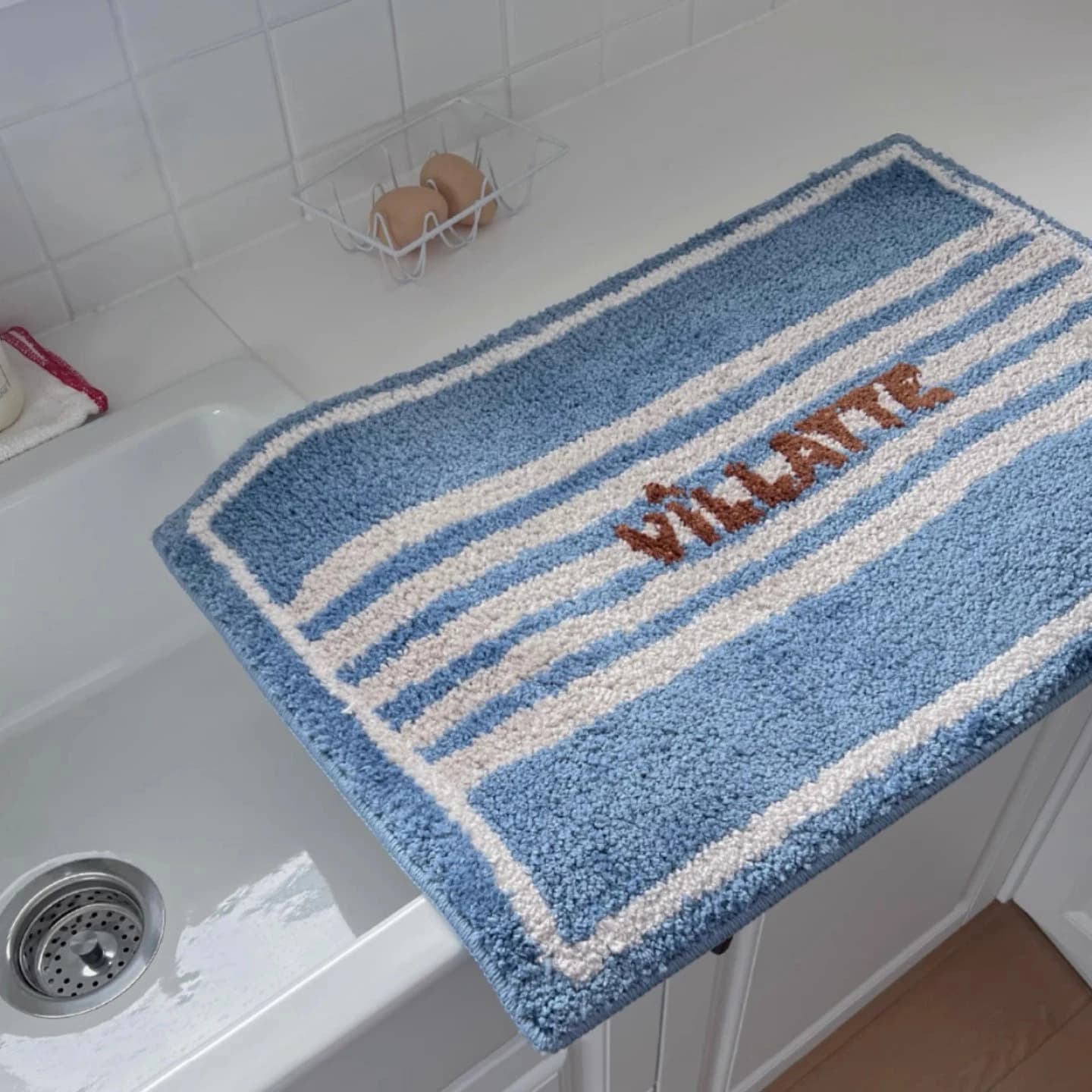 Tappetino da bagno con trapuntatura a righe Morbido trapuntato blu oceano Camera da letto Tappeto da comodino Pavimento antiscivolo Tappetino ordinato Decorazioni per la casa estetiche