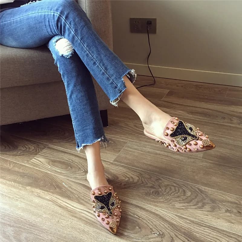 2026 Womens Fox Rhinestone Rivet Mules Slippers Pointed Toe Metal Tip Slip on Backless Flats Luxury Fashion Street Ladies Slides