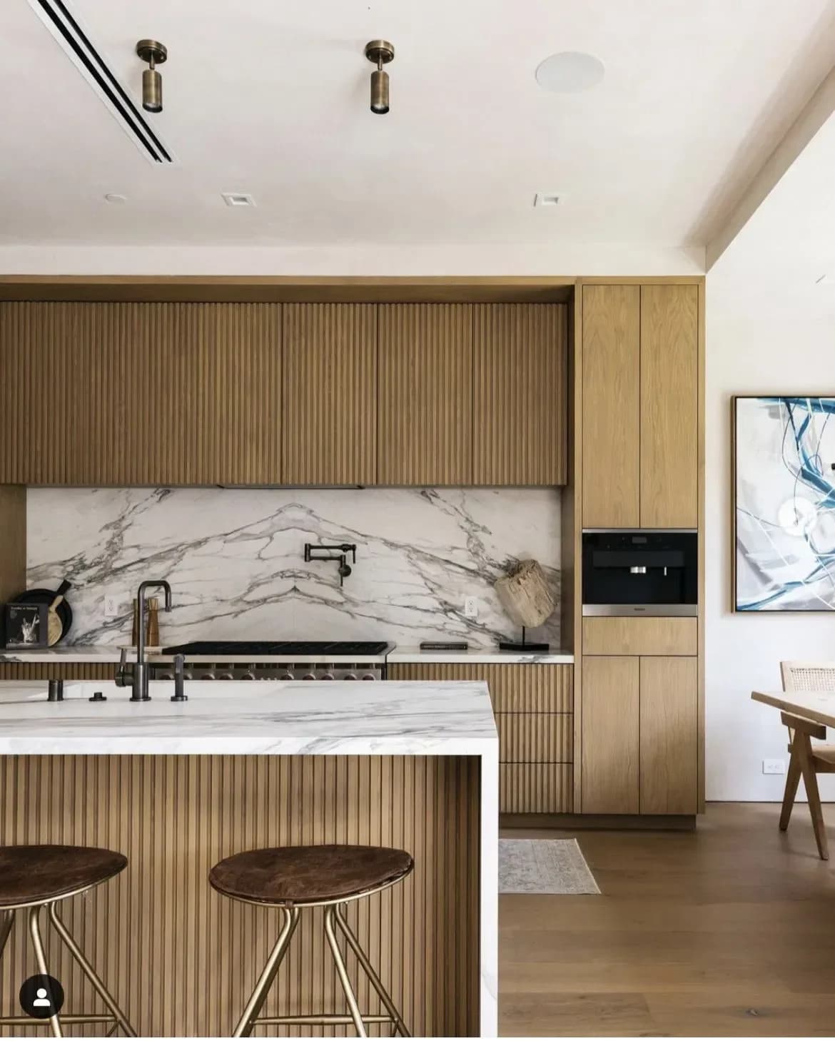 Armadi da cucina personalizzati di fascia alta a forma di L: laccato lucido, controsoffitto con isola e quarzo