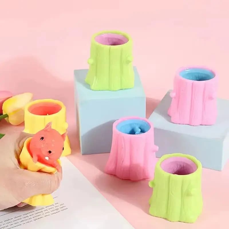 Giocattolo Musicale Antistress a Forma di Scoiattolo su Tronco d'Albero, Divertente Gioco Portatile per Bambini