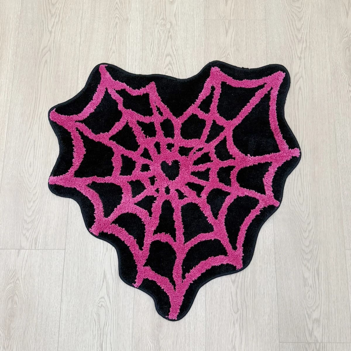 Tappeto a Forma di Cuore con Motivo a Ragnatela, Tappetino Floccato con Motivo a Ragnatela Rosa su Sfondo Nero, Tappeto Antiscivolo Irregolare per Stile Gotico