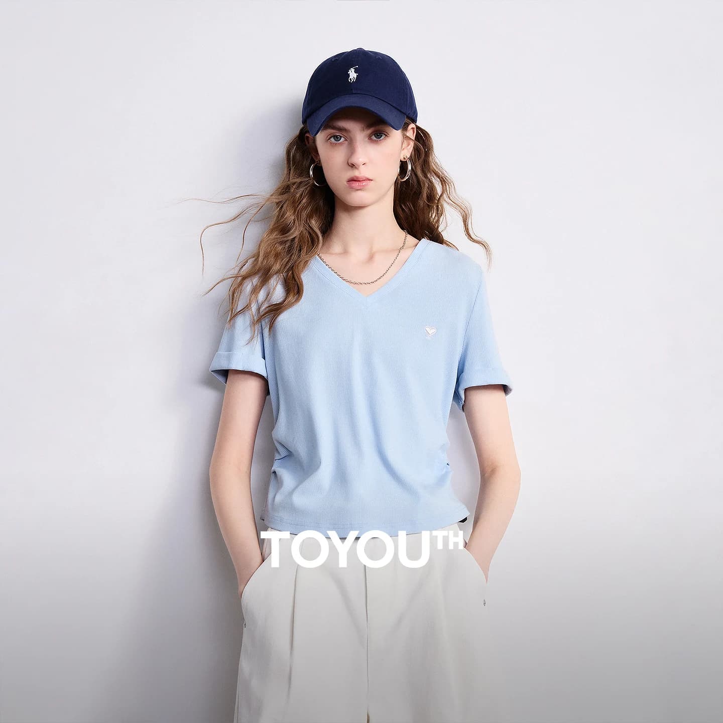 TOYOUTH T-shirt da donna 2026 Nuova collezione estiva, top corto slim con scollo a V e design plissettato