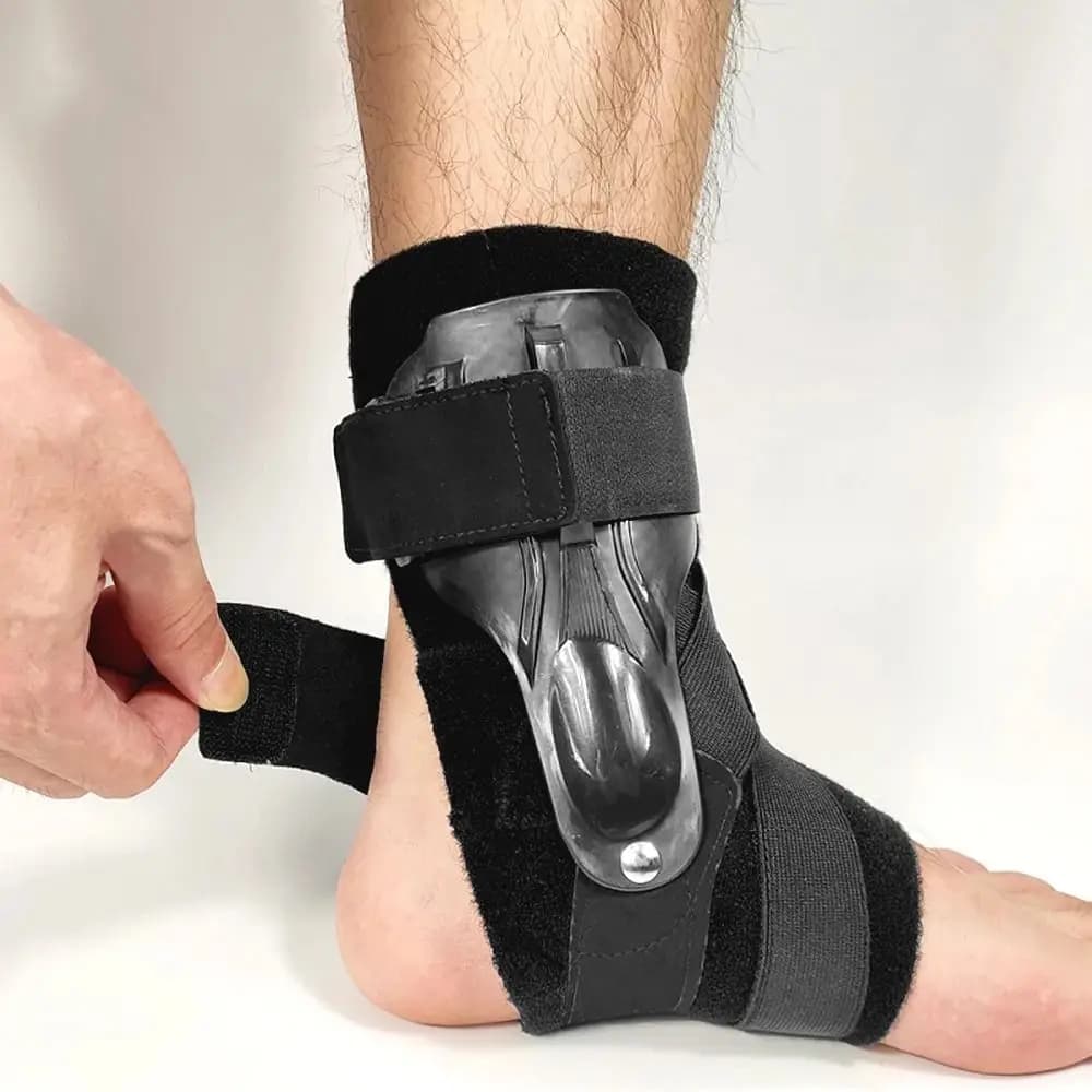 Tutore di supporto per caviglia regolabile Ortesi per distorsione alla caviglia ergonomica portatile Protezione morbida per il piede durevole Equipaggiamento protettivo sportivo