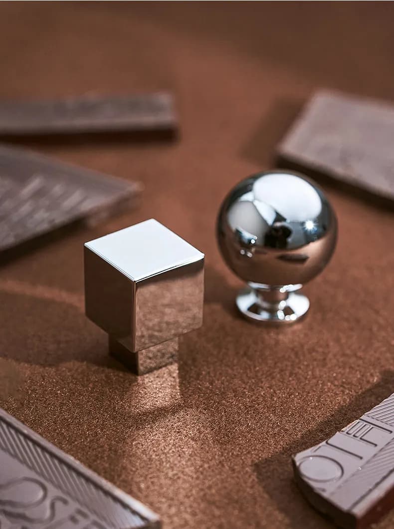 Maniglie per porte dell'armadio in ottone Maniglia per cassetti dell'armadio Maniglia moderna semplice in argento elettrolitico di fascia alta per ferramenta per mobili