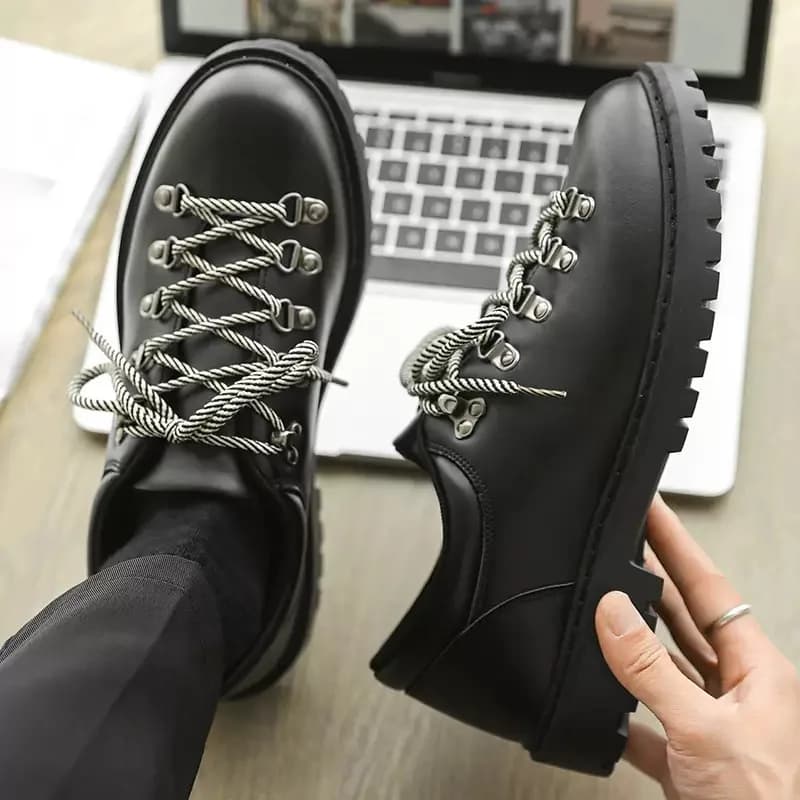 2026 Le nuove scarpe da uomo casual dal taglio basso in stile britannico sono scarpe singole alla moda, comode, antiscivolo, con lacci e suola spessa