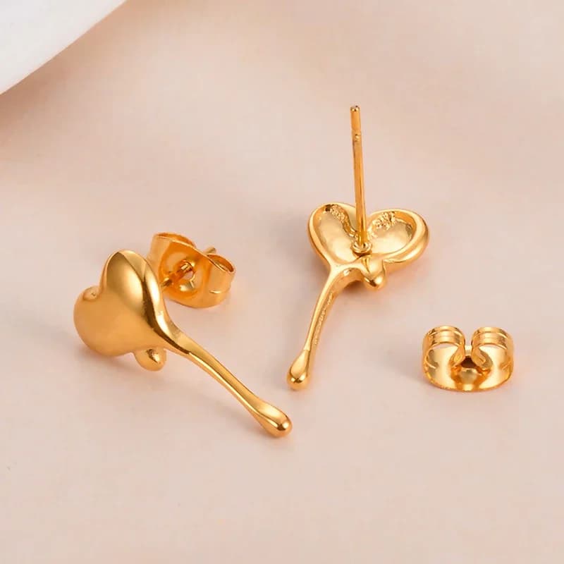 Nuovi orecchini asimmetrici a forma di cuore romantico Moda in acciaio inossidabile Orecchini a bottone irregolari Accessori per feste da donna Regali
