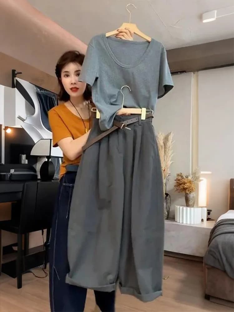 Completo estivo da donna, due pezzi, composto da t-shirt sportiva a maniche corte e pantaloni casual a gamba larga, in grigio, design semplice.