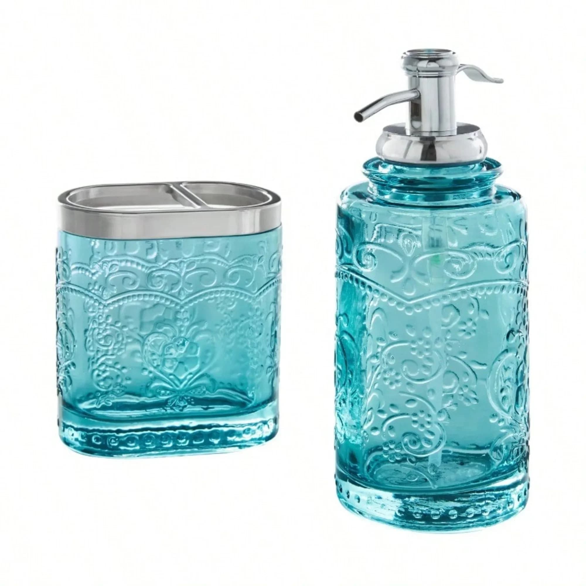 Un set di due accessori da bagno in vetro con motivo verde acqua realizzati in vetro spesso, compresi un dispenser per sapone e portaspazzolino.