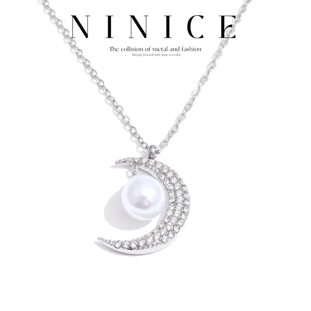 NiNice Collana con ciondolo a forma di luna in acciaio inossidabile Perle simulate Zirconia Collare di moda squisito Gioielli resistenti all'acqua
