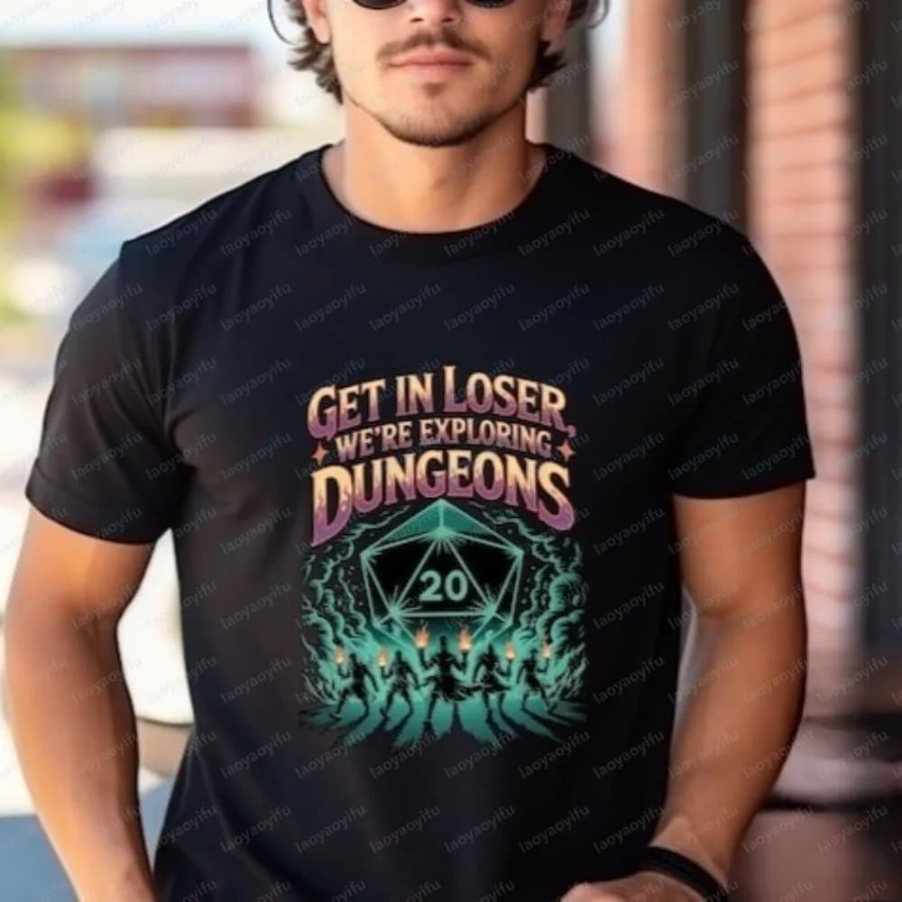 Maglietta divertente 'Get in Loser We're Exploring Dungeons' per giocatori di Dungeons and Dragons (DND), giochi di ruolo da tavolo (RPG) e feste a tema giochi.