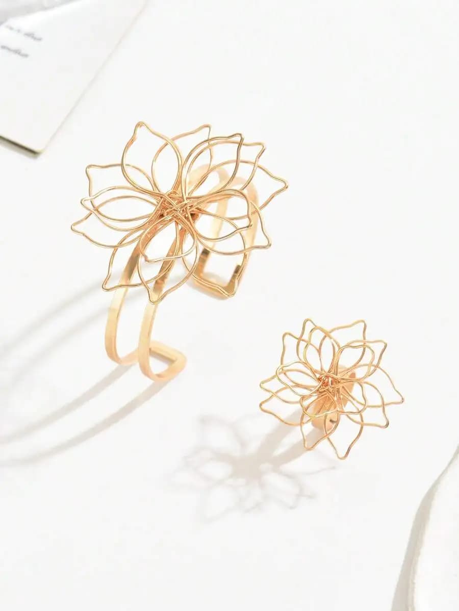 Bracciale a polsino con fiore in filo metallico color oro e set di anelli regolabili per donna