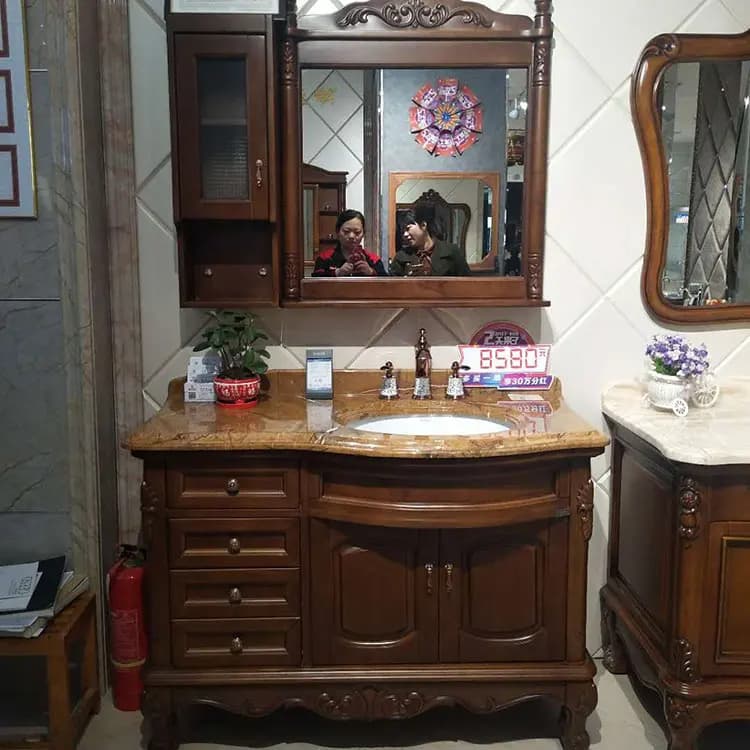 Combinazione di mobili da bagno antichi europei in legno massello con specchio, mobiletto da bagno in rovere americano, lavabo in marmo
