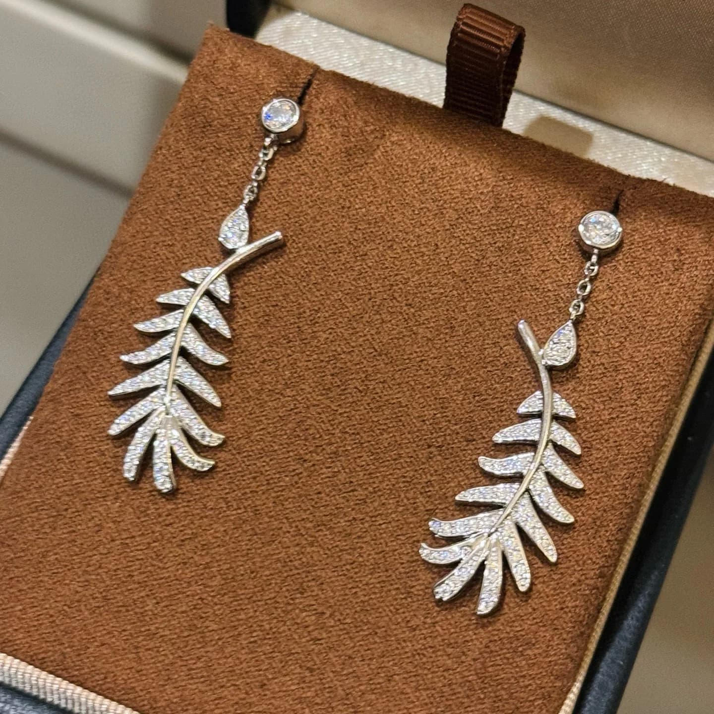 Orecchini a bottone con nappa a foglia di piuma di zirconi AAA al 100% in argento sterling 925 per gioielli da donna