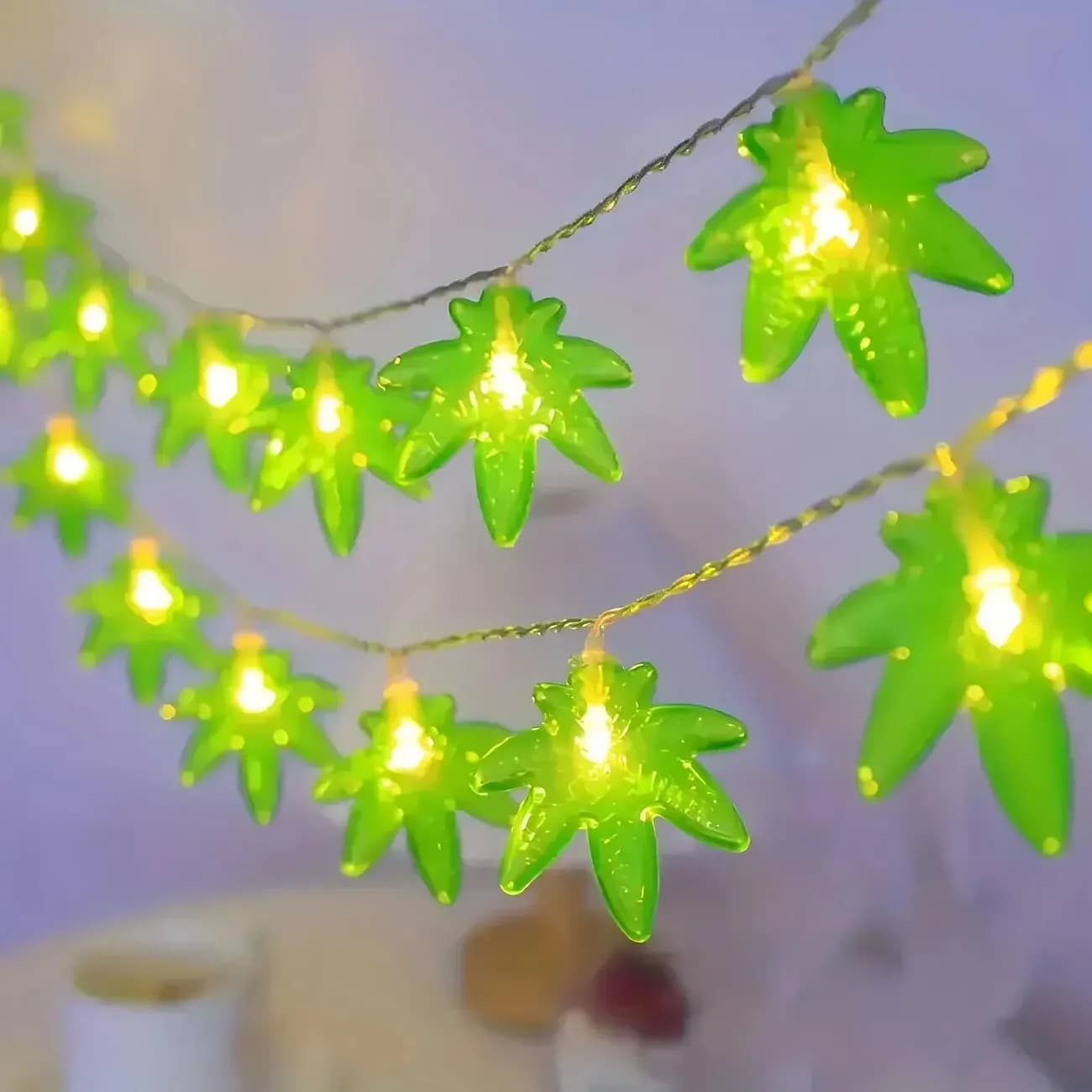 Bella stringa LED verde foglia d'acero 1PC, luce fata alimentata a batteria, illuminazione decorativa per campeggio interno/esterno, recinzione, cortile