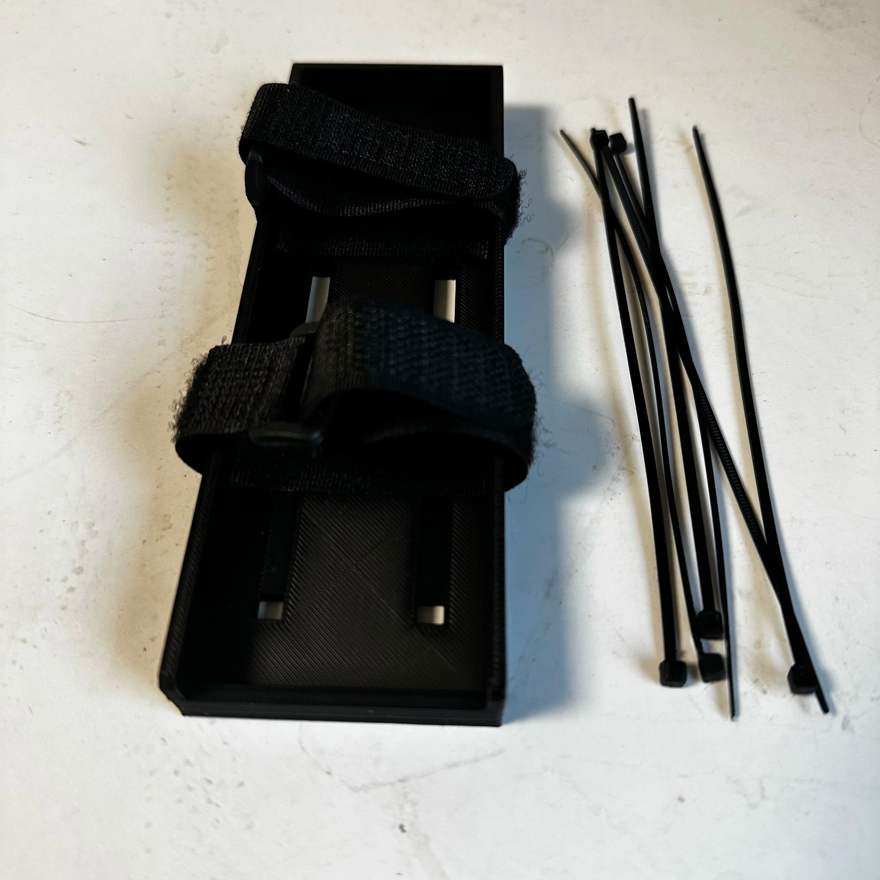 Rlaarlo Scatola Batteria Posteriore per Auto RC con Cinghie, Piastra Antipolvere e Scomparto Integrato per Accessorio Modificato Wrangler MK07