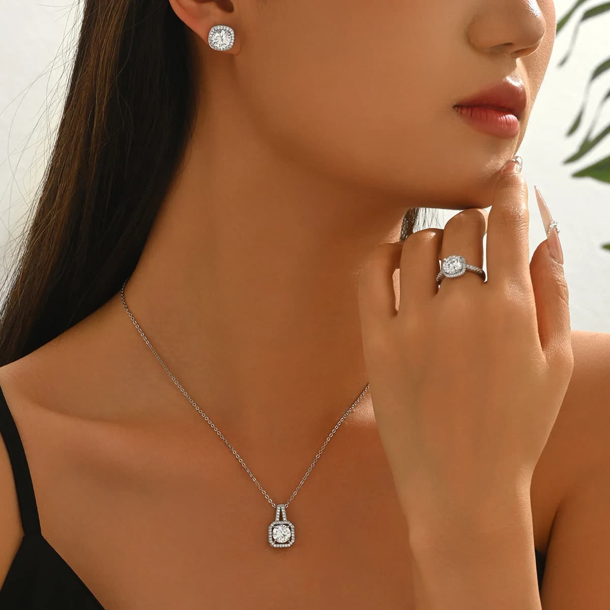 Elegante set di gioielli in argento con zirconi cubici, collana con pendente quadrato, orecchini e anello per sposa e uso quotidiano.