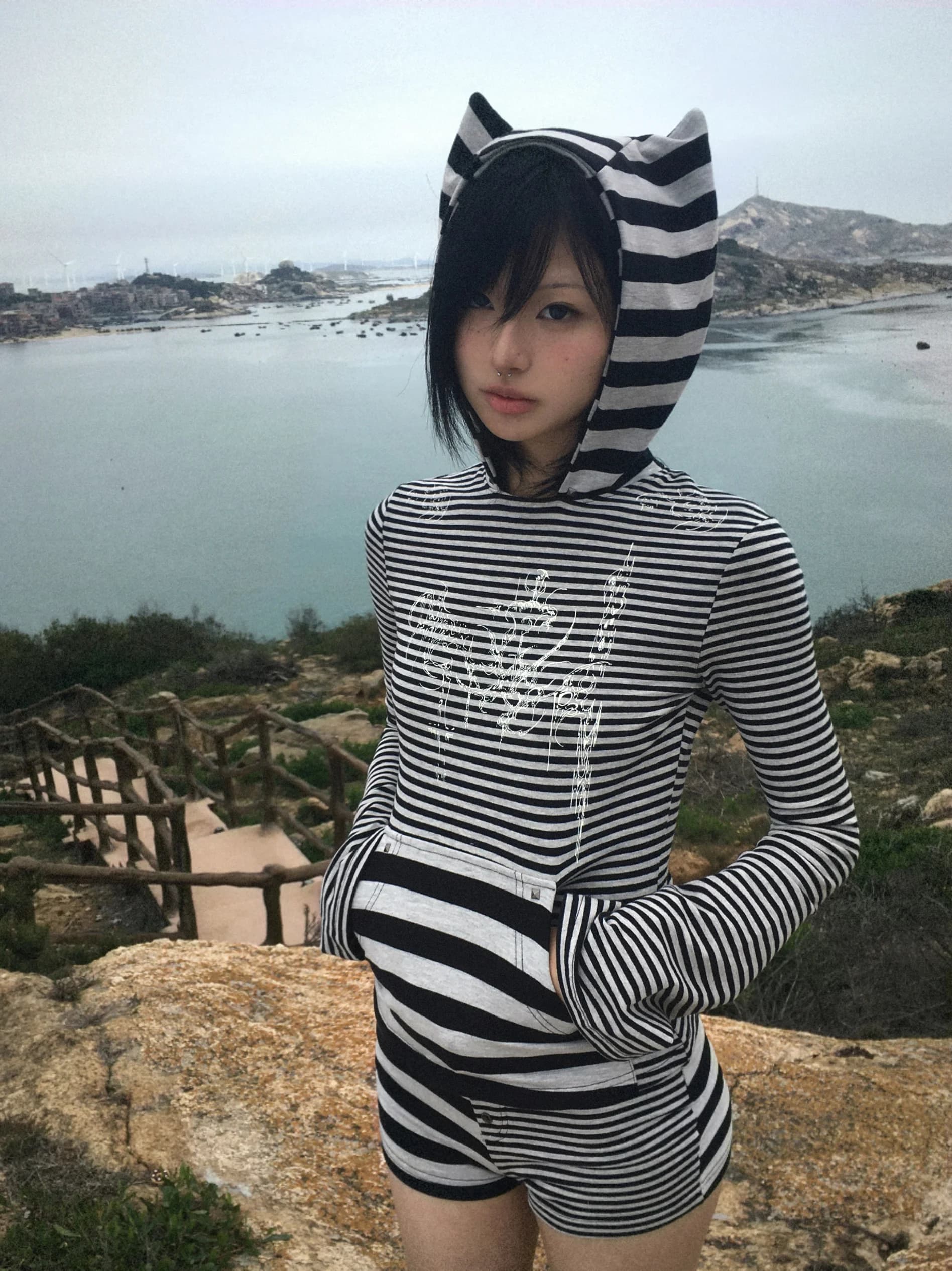 T-shirt con cappuccio a maniche lunghe in cotone elasticizzato Noname Space, con stampa a righe patchwork, tasche e maniche svasate, stile casual slim.
