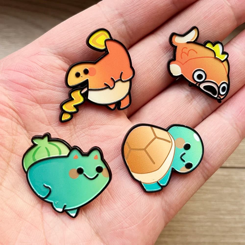 Pokemon Anime Pins Set da 4 pezzi - Squirtle Charmander Bulbasaur Spille in metallo smaltato, Distintivi di figure di cartoni animati per regali fantastici per zaino