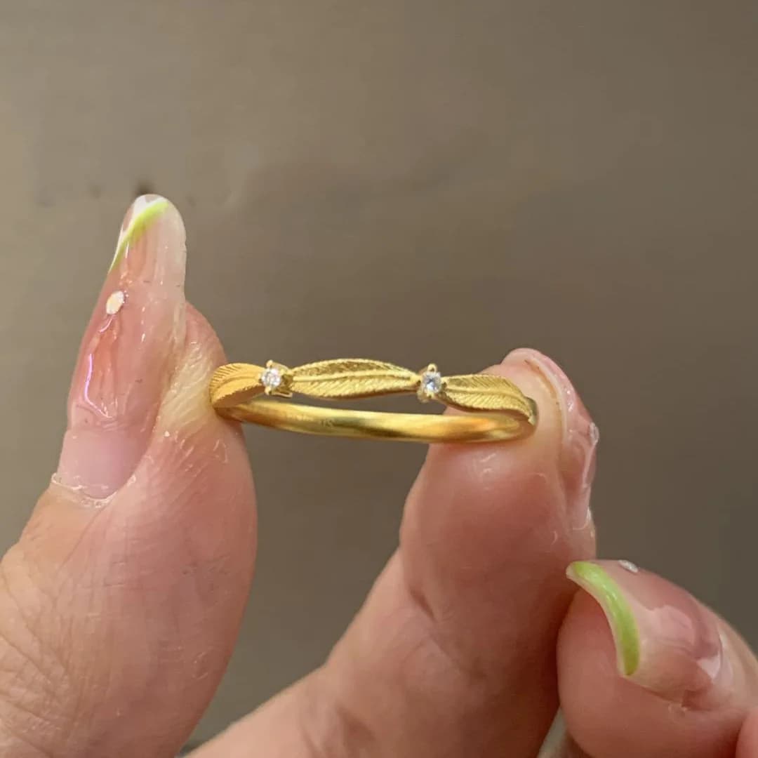 Anello spazzolato tempestato di diamanti in stile minimalista, anelli a foglia di lusso leggeri e regolabili per le donne, stile a strati per gioielli quotidiani