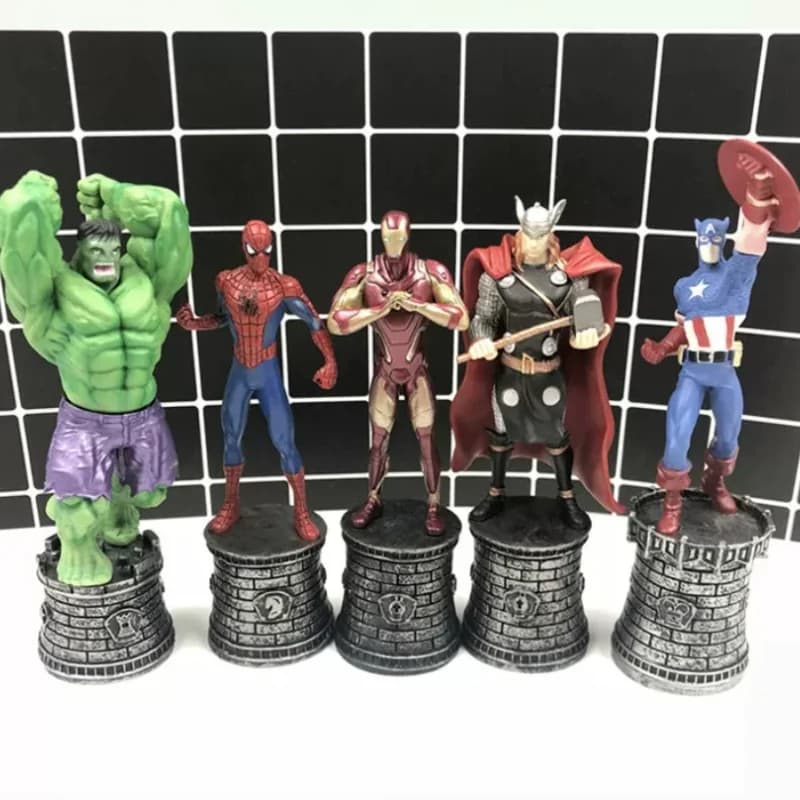 Action Figure Blind Box degli Avengers: Iron Man, Spider-Man, Hulk con Base Stampata, Ornamenti da Scrivania, Regalo Sorpresa per Appassionati di Anime