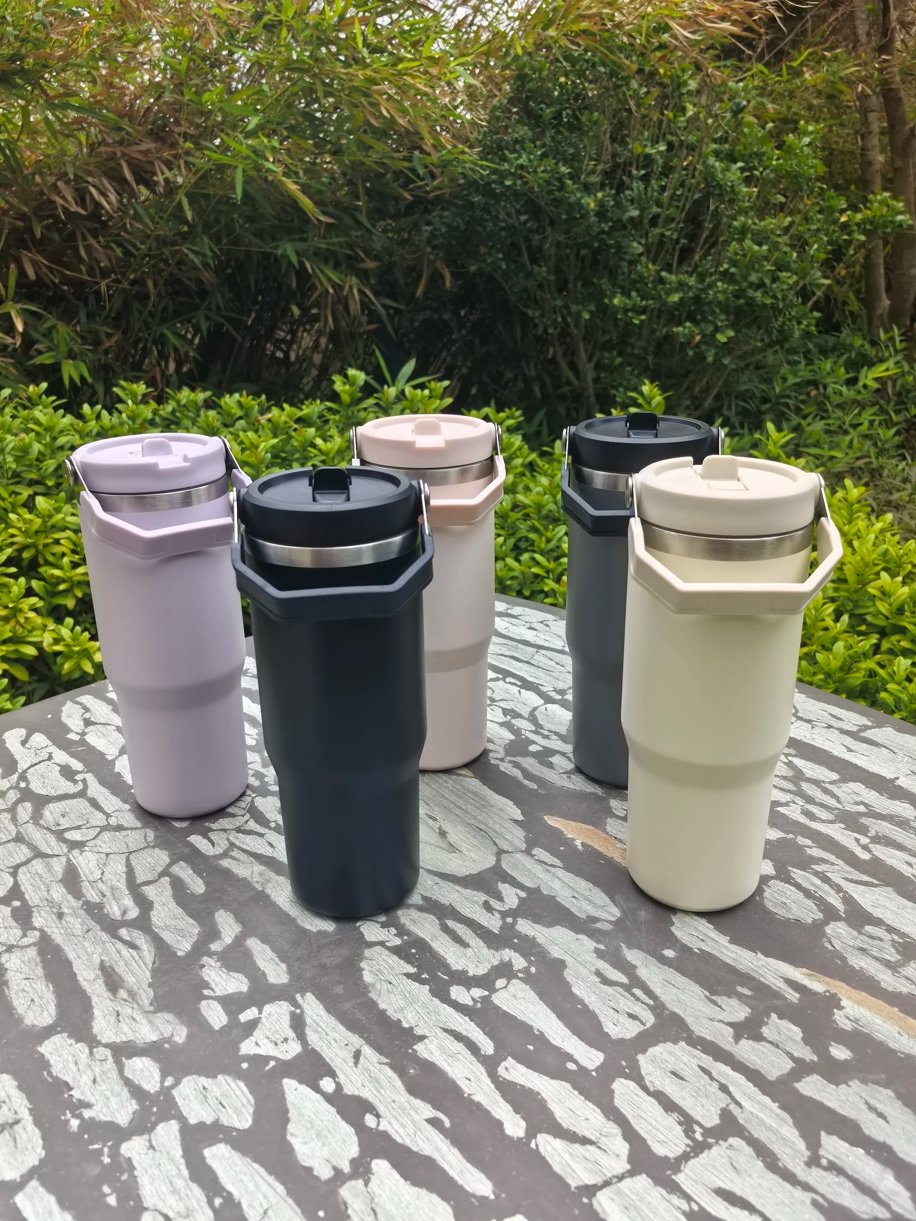Borraccia Termica da 30oz con Manico, Bottiglia d'Acqua Sottovuoto in Acciaio Inossidabile, Tazza da Viaggio Antifuoriuscita con Coperchio Ribaltabile per Auto, Escursionismo