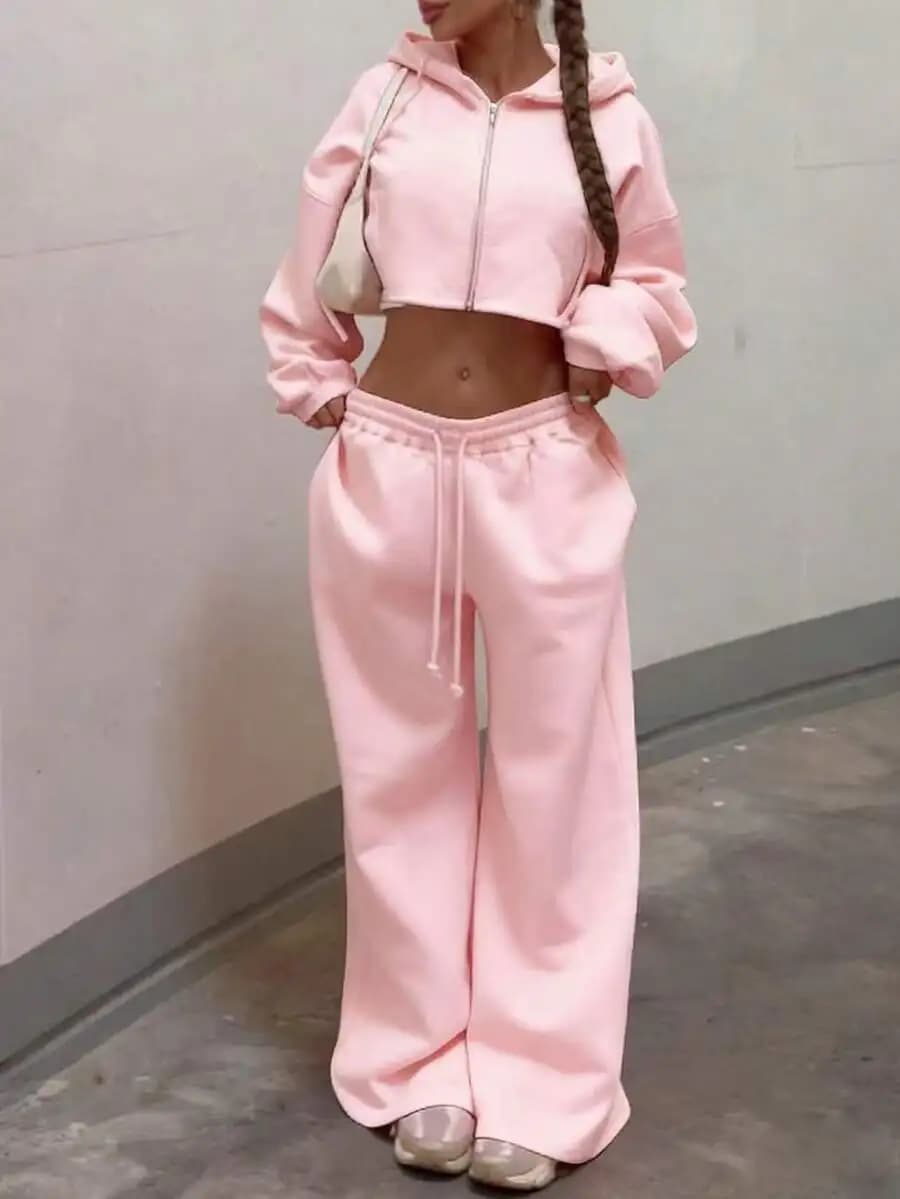 Set da donna con felpa corta rosa e pantaloni larghi in felpa