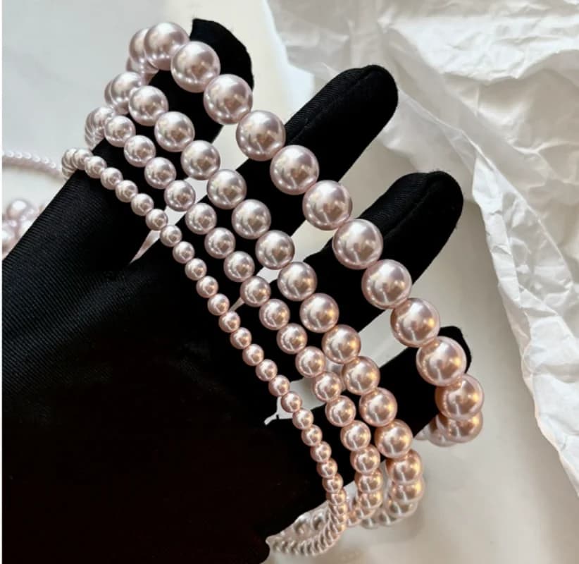 Collana di perle d'acqua dolce rosa e viola 2026, nuova collezione europea e americana, di lusso leggero, con catena per maglione e catena a clavicola